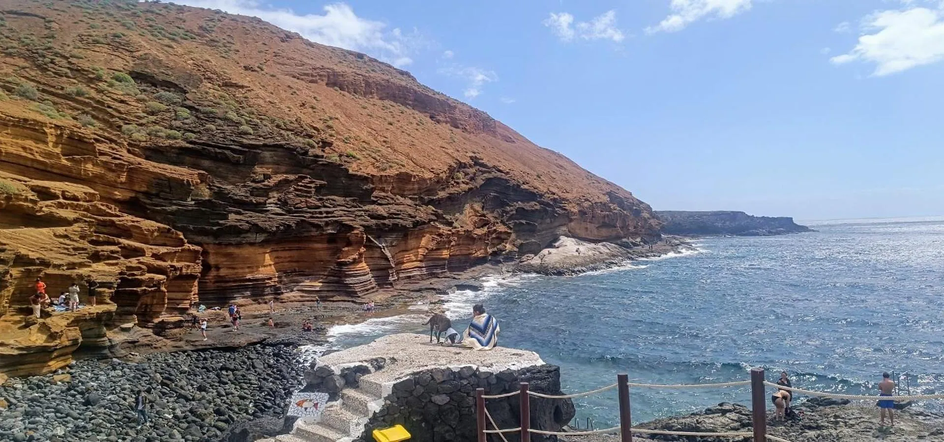קוסטה דל סילנסיו Yellow Mountain In Paradise